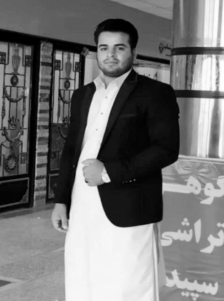 abuodiii's tweet photo. چرا از پزشک فداکار و شجاع بلوچ #ابراهیم_ریگی کم حرف میزنین؟
چه چیزی مهمتر از مرگ یک انسان باشرف میتونه باشه؟؟
اونم کسی که جونشو فدای آزادی مردم و آبادی میهنش کرده
چرا مرگ یک انسان اینقدر برامون عادی شده؟
اینقدر شکنجه شد تا کشته شده!!! خیلی سخته ��یلی...
#زاهدان https://t.co/76vUcj1mBJ