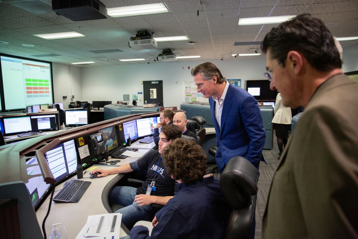 Livermore_Lab's tweet image. Yesterday, we welcomed @CAgovernor @GavinNewsom to #LLNL. During his visit, he toured @lasers_llnl and learned more about the inertial confinement #fusion program and the recent #FusionIgnition achievement. Learn more about this recent advancement: youtu.be/71gqaFoix1w