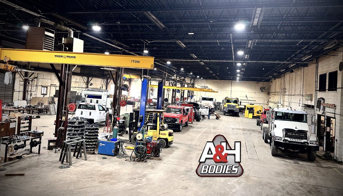 Our A&H Bodies team are working hard to get this line up to our customers!👊 Stay tuned for upcoming deliveries!!

#ahequipment #ahbodies #dumptruck #customized #QualityBuild #flatbedtruck #liftgate #servicebody #hooklift #streetandroad #municipalities #landscape #worktruck