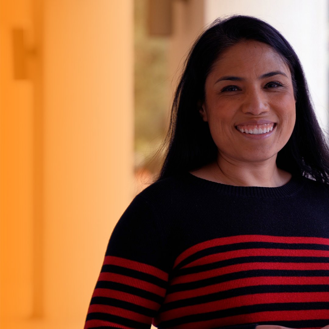 UT_SocialWork's tweet photo. Professor Yessenia Castro, PhD, tells her #SteveHicksStory, describing her primary research of how cultural adaptation variables influence cancer risk behavior among Latinos. #EducatingforChange

https://t.co/c4lLeBuyTW https://t.co/P0cFbqvGJm