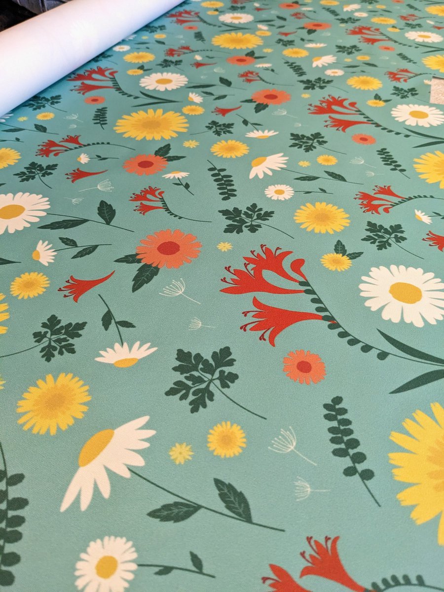 sallyannsbags's tweet photo. Is Blue Daisy the happiest of my fabrics? Or the most Spring-tastic? Daisies & dandelions are appearing on my #morningwalk and this beautiful Clare Large Messenger Handbag with a top zip & zip pocket is cut and ready for making tomorrow #todolist #gettingmymojoback #treatyourself https://t.co/9MJL4O8Ylr