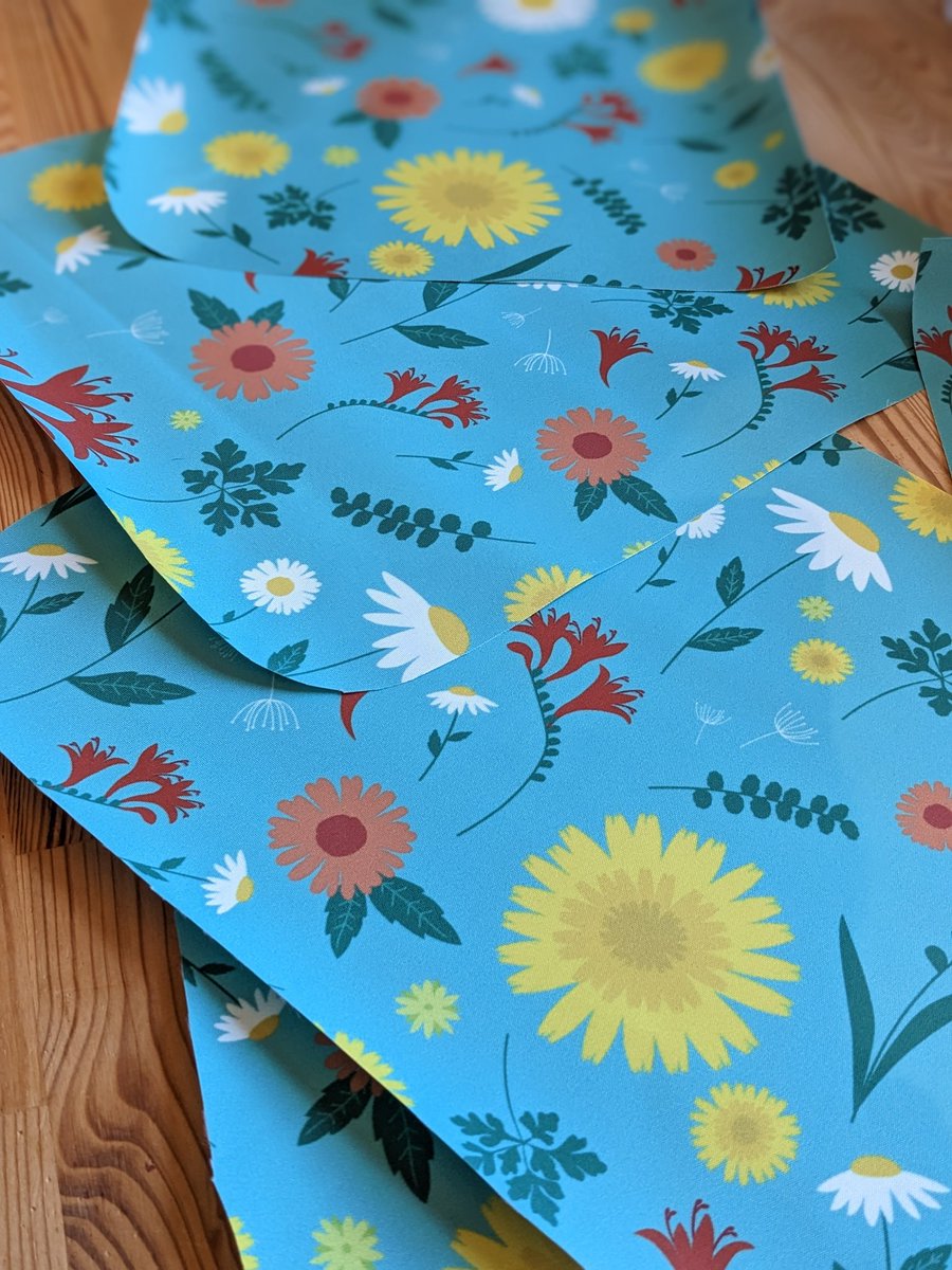 sallyannsbags's tweet photo. Is Blue Daisy the happiest of my fabrics? Or the most Spring-tastic? Daisies & dandelions are appearing on my #morningwalk and this beautiful Clare Large Messenger Handbag with a top zip & zip pocket is cut and ready for making tomorrow #todolist #gettingmymojoback #treatyourself https://t.co/9MJL4O8Ylr