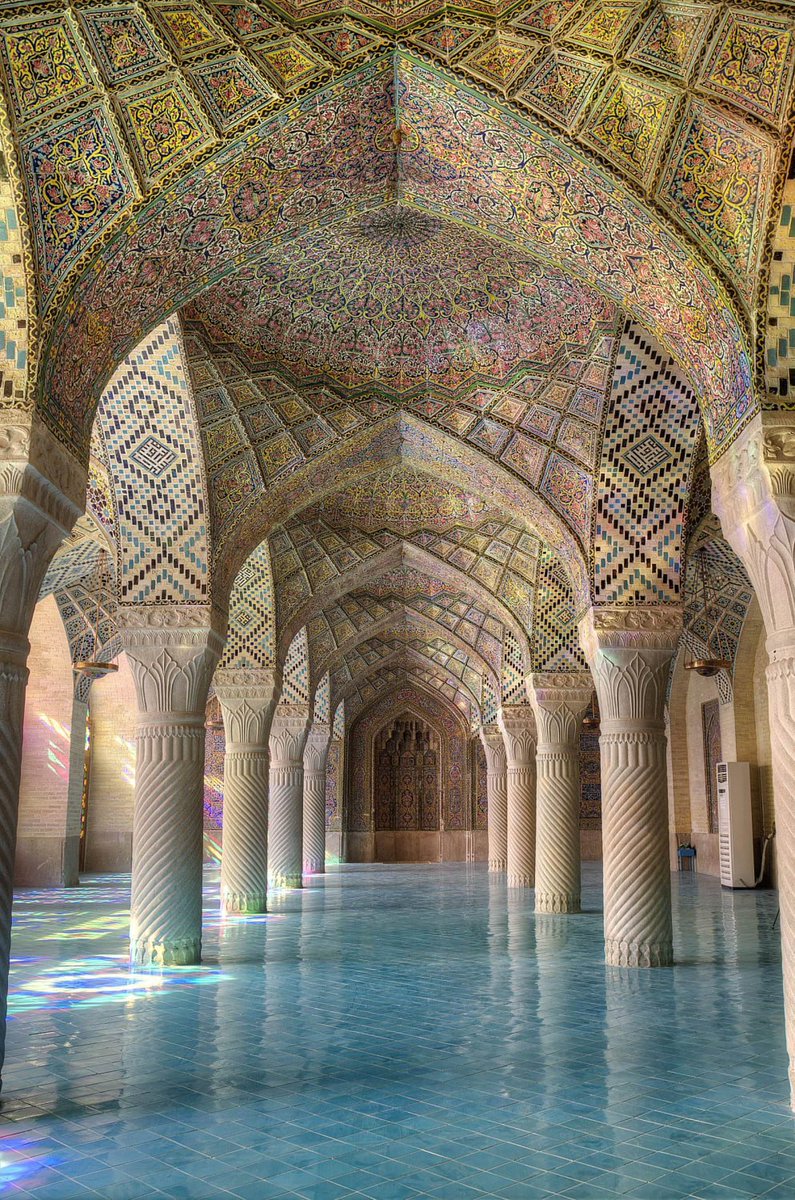 Esta mezquita 𝗡𝗮𝘀𝗶𝗿 𝗼𝗹 𝗠𝗼𝗹𝗸, también conocida como la Mezquita Rosa, al sur de Irán ( shorturl.at/hwY89 ) iluminada por el sol, es un caleidoscopio de colores.
Estilo: 𝐀𝐫𝐪𝐮𝐢𝐭𝐞𝐜𝐭𝐮𝐫𝐚 𝐏𝐞𝐫𝐬𝐚