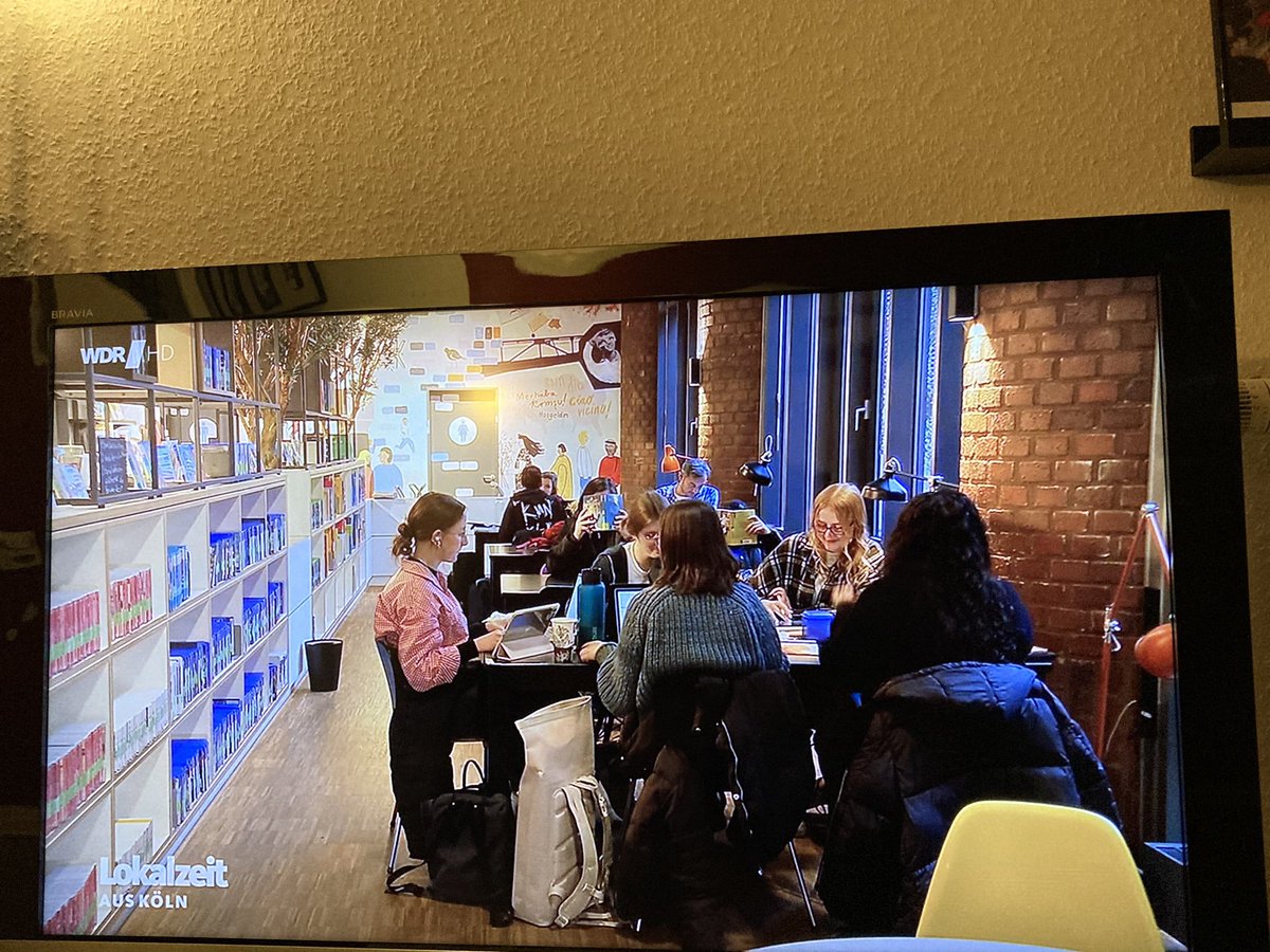 Die #Stadtteilbibliothek in #Kalk als Dritter Ort und „erweitertes Wohnzimmer im Veedel“ - und es werden „Blasen“ aufgestochen… fantastisches #Statement, @bodop! 

➡️ feynschliff.de/blog/koeln/kal…

Ein wirklich schönes <a href="/WDRLokalzeit/">WDR Lokalzeit</a>-Feature.