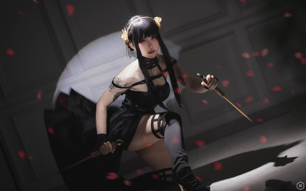 notEightren's tweet photo. First Yor in a photoshoot for me https://t.co/MM6SQ4Bkrc