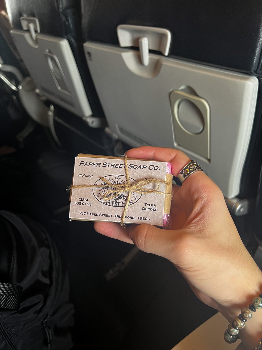 Dans l’avion j’ai rencontré un type y voulait qu’on échange nos places au final on a raconté nos vies y m’a filé un savon c’est grave sympa