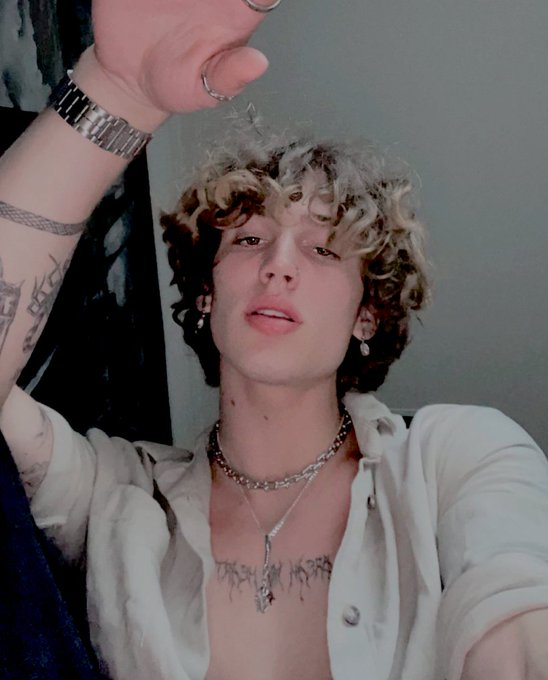 ⎊⦅  Jacob D.ay  ⦆ x Vinnie H.acker.

⠀⠀⠀▬▬▬ STREAMERS RIVALES｡ 〞
⠀⠀⠀———————————————

　　　❁ ፧❙   Ambos son vecinos. Músicos. Les gustan los videojuegos. Hacen streamings. Deberían llevarse genial. Y, no obstante, se detestan.

⠀⠀⠀⠀⠀⠀⠀❪❪ ↻ ❫❫