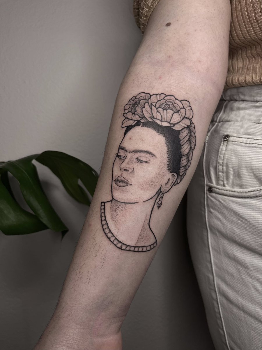 moonaudia's tweet photo. 🌸Frida Kahlo🌸 https://t.co/M4L6GLhtXd