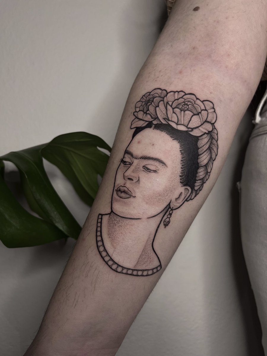 moonaudia's tweet photo. 🌸Frida Kahlo🌸 https://t.co/M4L6GLhtXd