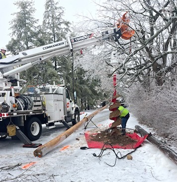 An army of crews continues to work quickly and safely to restore power. 

We estimate 85% of all customers who lost power will be restored by the end of the day. Some customers may not have service till Friday evening. 

we-energies.com/services/outag…