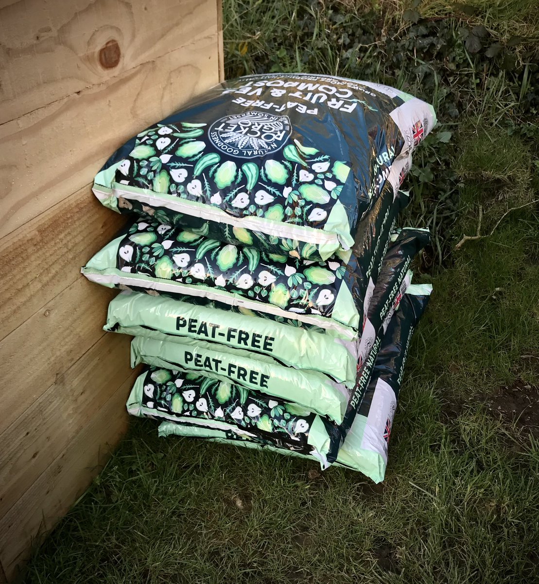 keithtesterliv1's tweet image. That’s my weekend sorted, top up some raised beds with this peat free veg &amp;amp; fruit compost from @RocketGro , walking from shed found part of a clay pipe bowl in the veg bed, I missed this when digging! Got several bits of pipe stems too. #DevonPatch #peatfree #compost @molevalley