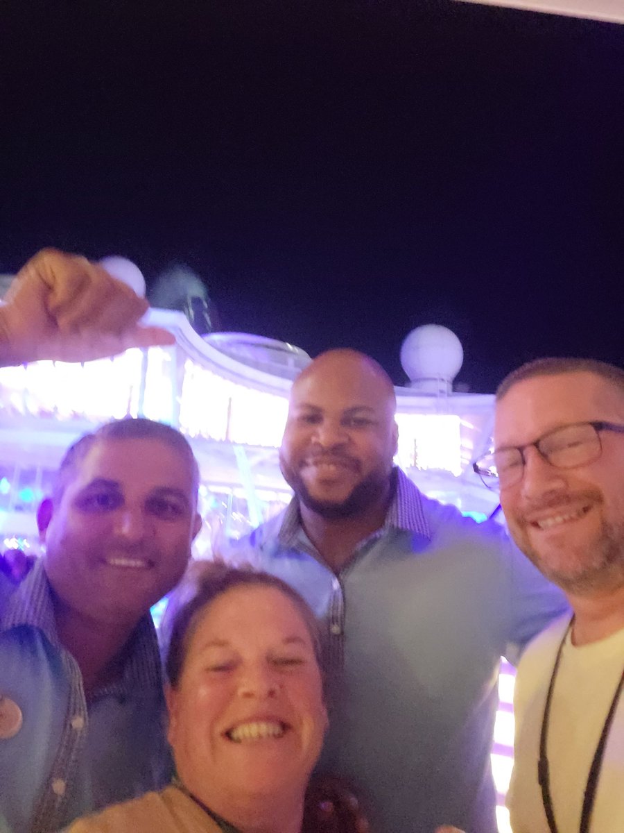 WackyJackie88's tweet photo. @RoyalCaribbean THE BEST BARTENDER'S on Symphony @highhopes215 https://t.co/whLvivHQGB