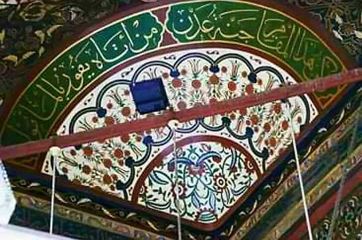 MuhbynT's tweet image. " مكتوب على أركان قبة مقام  #سيدنا_الحسين_عليه_السلام "

( هذا المقام جنة عدن ▪︎ من أتاه يفوز بالمأمول)

(هذا المقام ركن سديد ▪︎ نال فيه الداعون حُسن القبول)

(هذا المقام كعبة مصر ▪︎ زاد مجدًا بالسيد إبن البتول)

( هذا المقام حاز فخاراً ▪︎ بالإمام الحسين سبط الرسول

👇