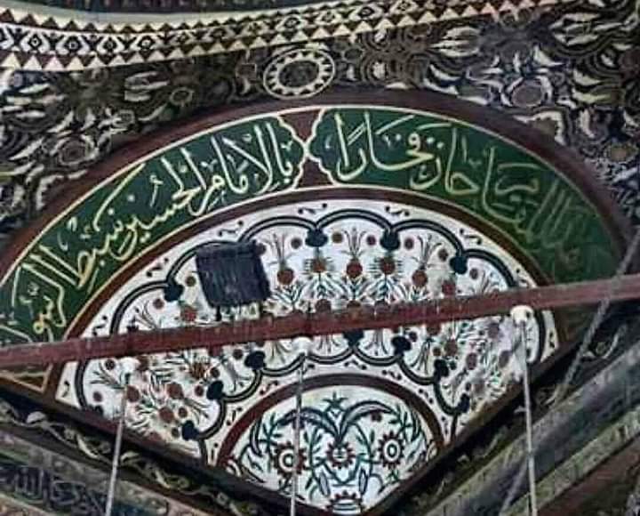 MuhbynT's tweet image. " مكتوب على أركان قبة مقام  #سيدنا_الحسين_عليه_السلام "

( هذا المقام جنة عدن ▪︎ من أتاه يفوز بالمأمول)

(هذا المقام ركن سديد ▪︎ نال فيه الداعون حُسن القبول)

(هذا المقام كعبة مصر ▪︎ زاد مجدًا بالسيد إبن البتول)

( هذا المقام حاز فخاراً ▪︎ بالإمام الحسين سبط الرسول

👇