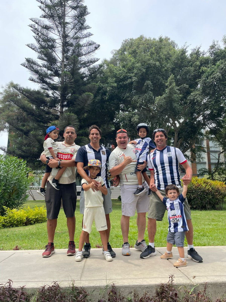 El clásico terminó y GANÓ ALIANZA. Está en nosotros enseñarle a nuestros hijos que EL FÚTBOL NO ES VIOLENCIA. No le hagan caso a esos tristes resentidos de cualquier lado.
Enseñen a AMAR sus colores, no a odiar otros.
RIVALES SIEMPRE, ENEMIGOS NUNCA <a href="/ClubALoficial/">Club Alianza Lima</a> <a href="/Universitario/">Universitario</a>