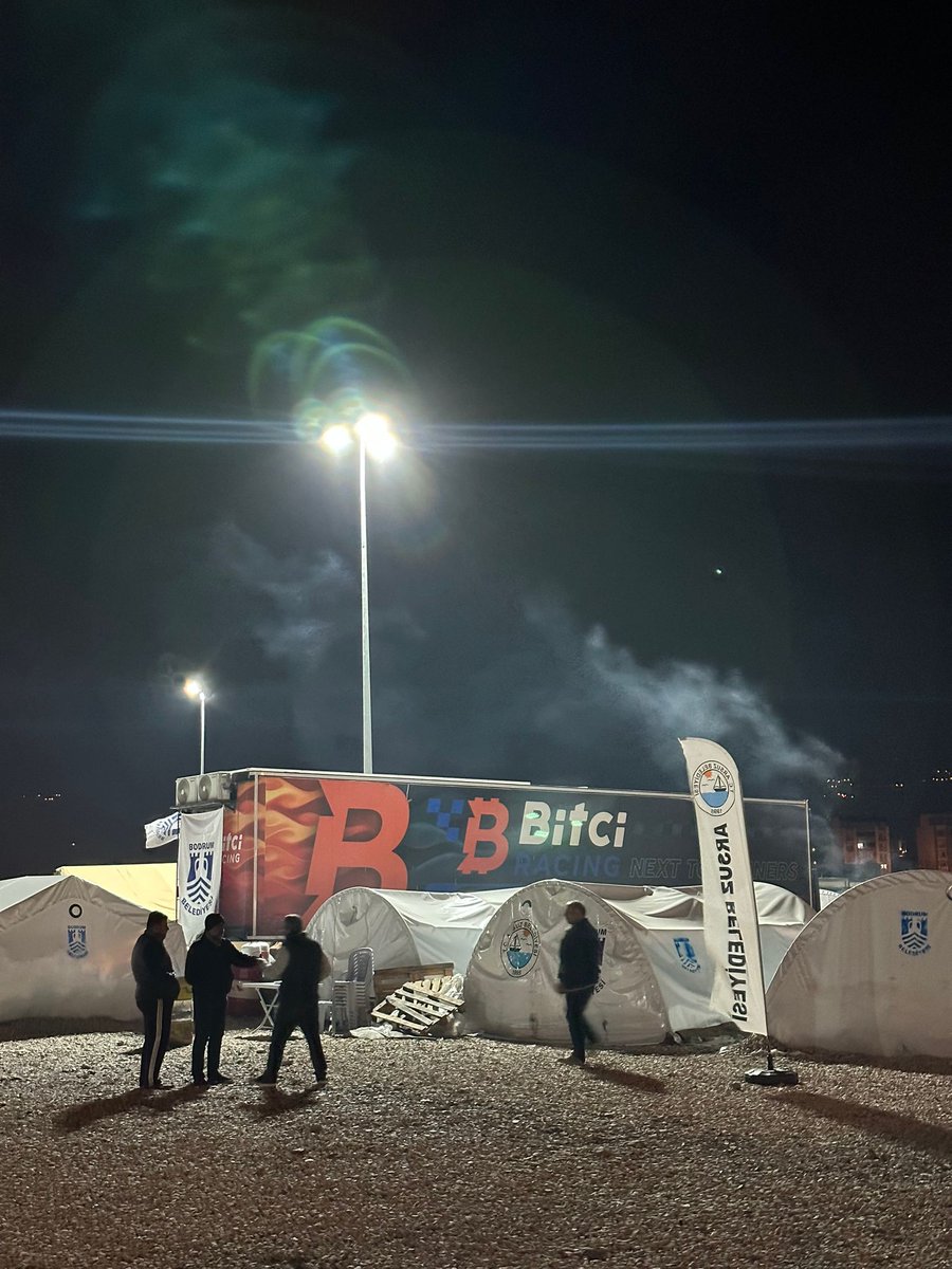 Bu arada hiçbir şeyi unutmuş değiliz. Yardımlarımız ilk günkü gibi hala devam ediyor, sadece hatırlatma geçmek istedim. Evet Dünya dönüyor hayat devam ediyor ama aklımızın bir kısmı hatta Büyük bir kısmı kalbimizle beraber hala orada 🙏 <a href="/bitcicomtr/">Sagopa Kajmer</a> <a href="/bcagdascaglar/">Çağdaş Çağlar</a>