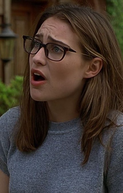 Buford B. Groot, Esq. - @MollySnacks @thevivonline Kinda looks more like #ClaireForlani in Mallrats https://t.co/lCrJBuCEBN