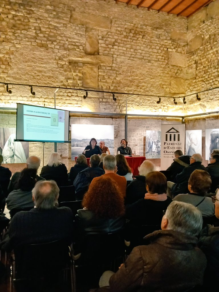 dvd__cc's tweet photo. El Temple Romà, ben ple. https://t.co/ravEgmjRgG