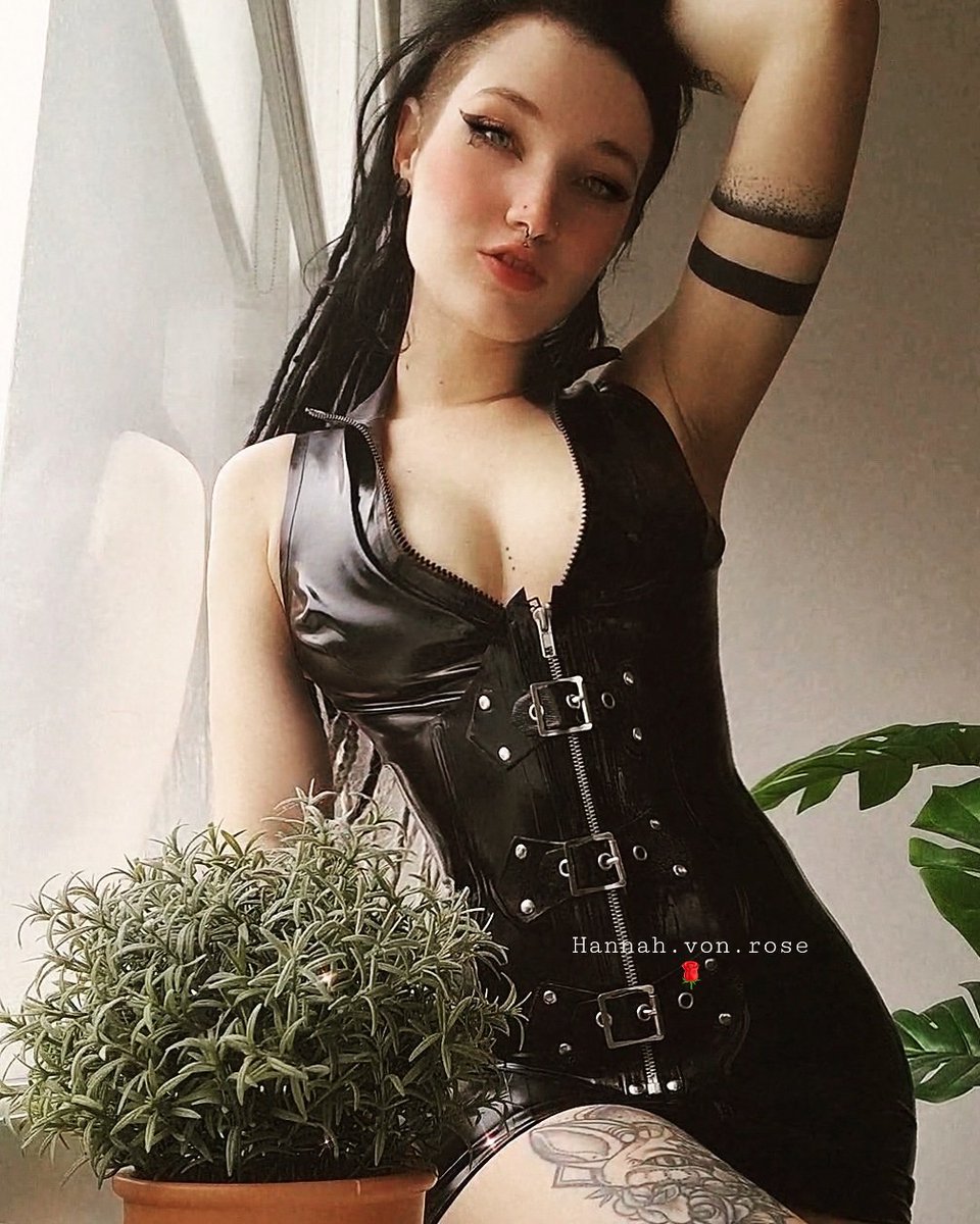 New hair and a new latex outfit..ready to serve me whore? I will take you to your limits and more.
onlyfans.com/hannah.von.rose
.
.
#domme #latex #fetish #onlyfansgirl #goth #GothicSlut #gothic #submit #worship #DominateMe #dominantwomen #onlyfansbabe #bdsmpunishment #bdsmِ #tattoos