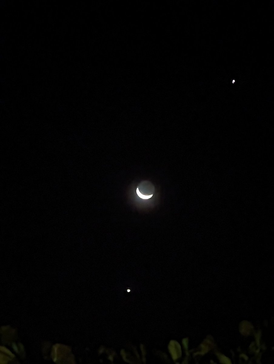 NaureenNaureens's tweet photo. Didn't realise it at the time, but I think I took a photo of the #moon, #Venus, and #Jupiter. 🌒🌌
This was last night (22 Feb) with the moon between the planets.
#Stargazing
#astronomy
#Cosmic
#NightSky
#VisiblePlanets
#JupiterVenusMoon
#JupiterandVenus
#Zanzibar https://t.co/DNBf4mR7cY