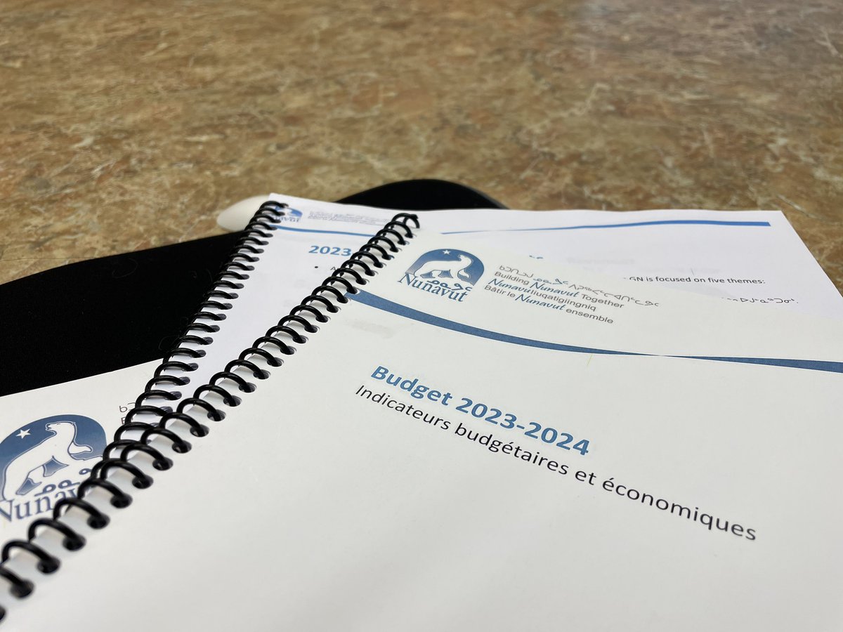 MatisseHarvey's tweet photo. Le ministre des Finances du Nunavut, Lorne Kusugak, présente son budget de fonctionnement et d’entretien pour l’année 2023-2024. Il prévoit un « modeste déficit » de 8 millions de $ et des dépenses totales d’environ 2,8 milliards de $. #icign https://t.co/K8ZPqI6DuR