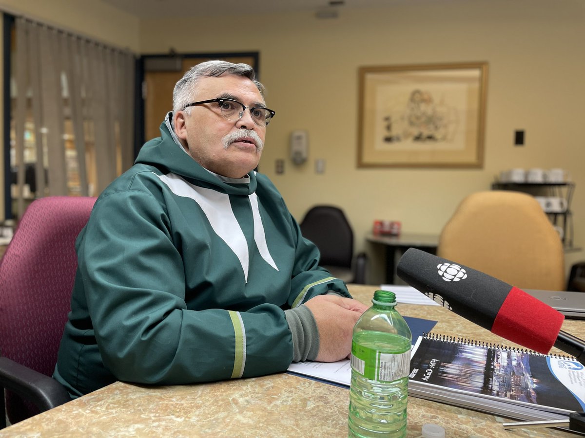 MatisseHarvey's tweet photo. Le ministre des Finances du Nunavut, Lorne Kusugak, présente son budget de fonctionnement et d’entretien pour l’année 2023-2024. Il prévoit un « modeste déficit » de 8 millions de $ et des dépenses totales d’environ 2,8 milliards de $. #icign https://t.co/K8ZPqI6DuR