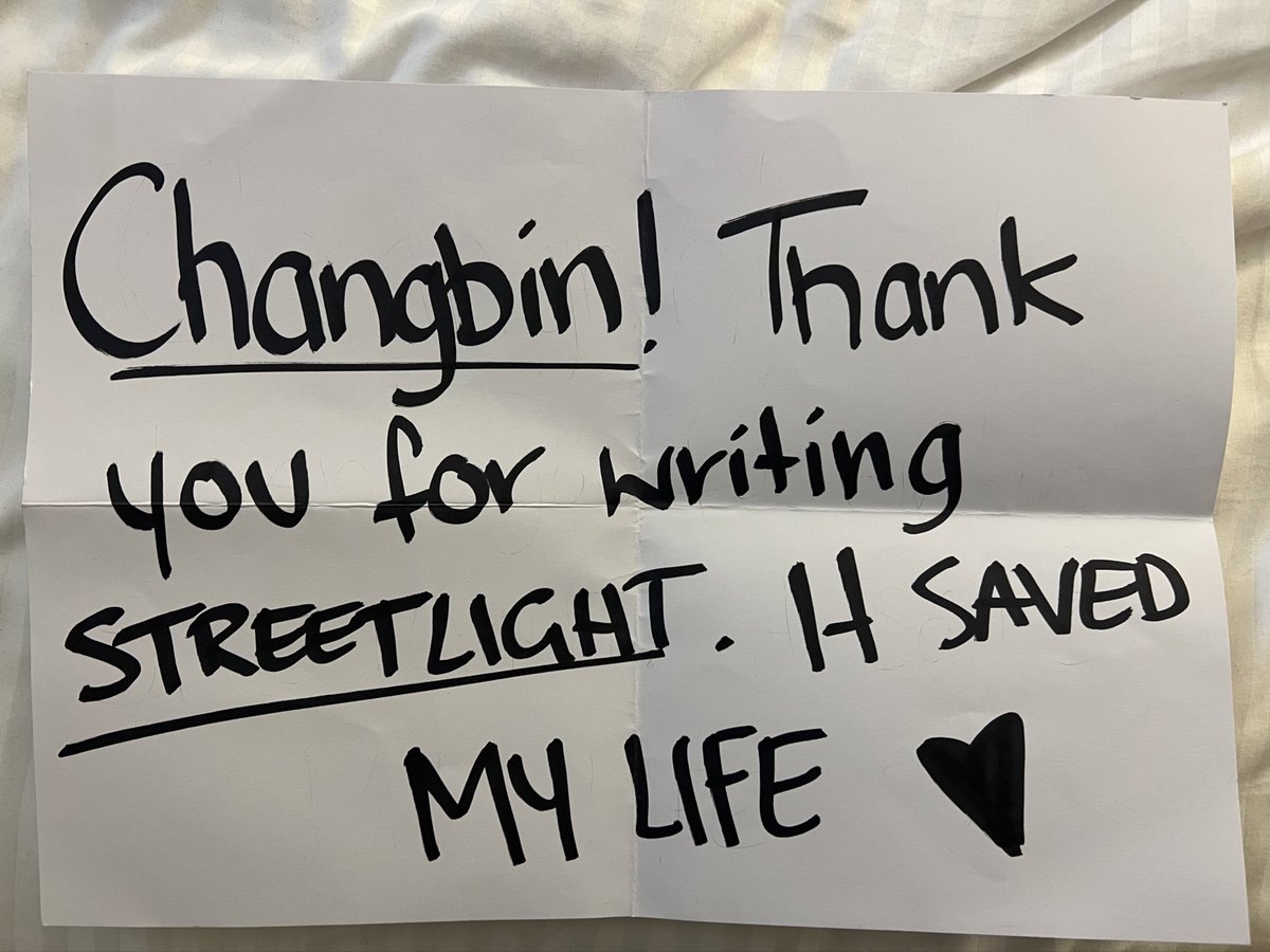 changbinbib's tweet photo. чанбин заметил плакат стэй с надписью «спасибо, что написал стритлайт, это спасло мною жизнь» ухожу заливаться слезами в угол, спасибо ей за это, он должен знать, что спасает жизни своей музыкой https://t.co/1D1okpopsW