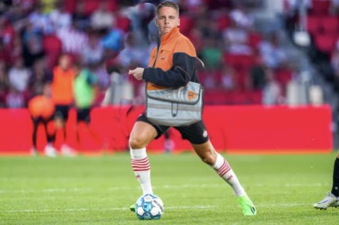 MrTebbe's tweet photo. #PSVSevillaFC gaat hij nog een keer direct spelen of blijft ie de bal brengen of achteruit spelen ? https://t.co/yc5tIauZGX