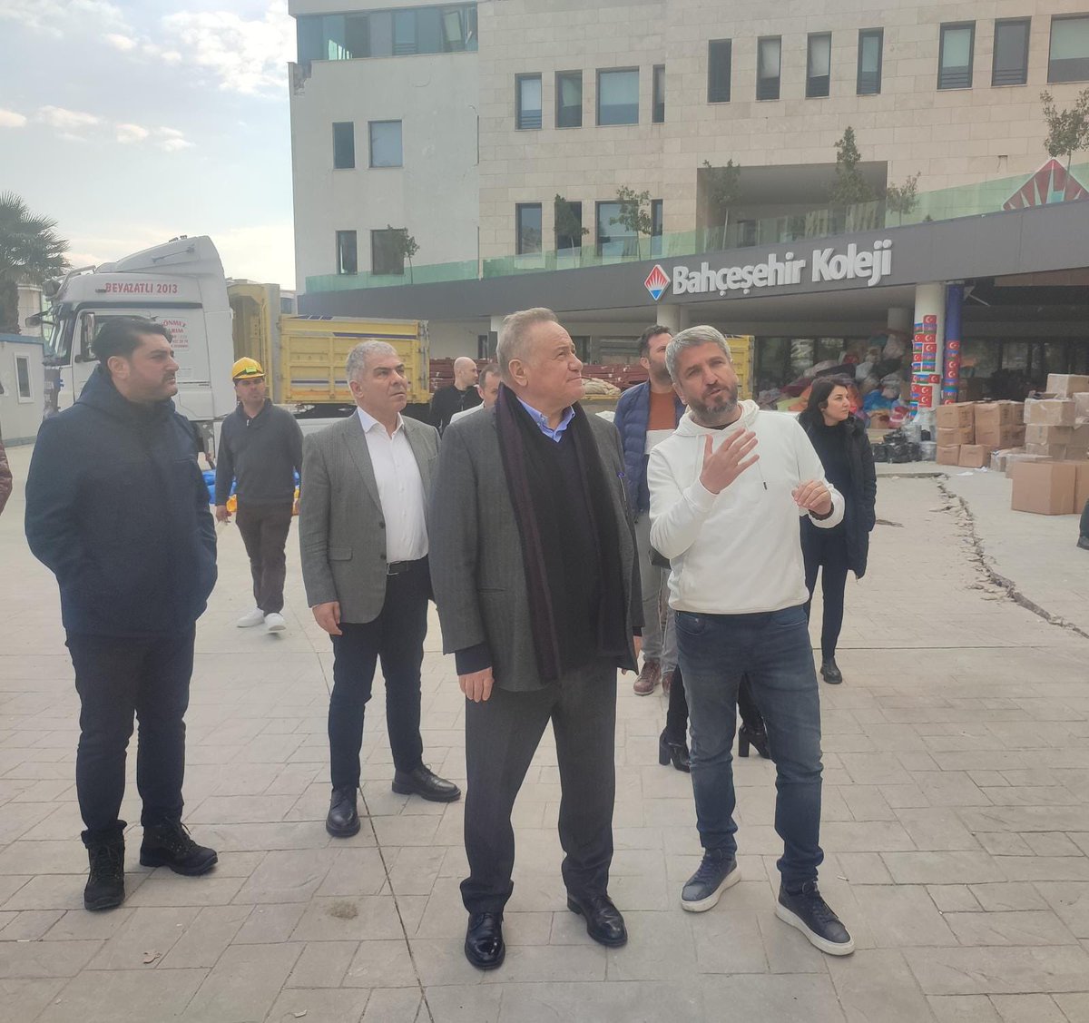 EnverYucel's tweet photo. Depremzedelerimizin acılarına ortak olmak,yaralarımızı sarmak için deprem bölgesindeydim. Zor günlerde ülke olarak tek yürek olup kenetlenmenin ne kadar önemli olduğunu bir kez daha gördüm. Bölgede acil ihtiyaçların karşılanması  için tüm kurumlarımızla desteğimize devam ediyoruz https://t.co/mt8ZSFQo8E