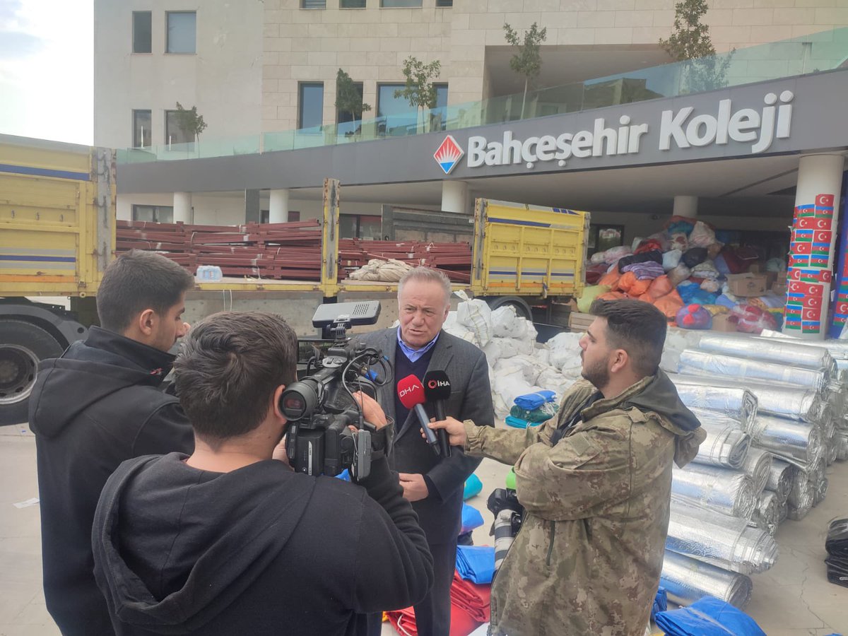 Depremzedelerimizin acılarına ortak olmak,yaralarımızı sarmak için deprem bölgesindeydim. Zor günlerde ülke olarak tek yürek olup kenetlenmenin ne kadar önemli olduğunu bir kez daha gördüm. Bölgede acil ihtiyaçların karşılanması  için tüm kurumlarımızla desteğimize devam ediyoruz