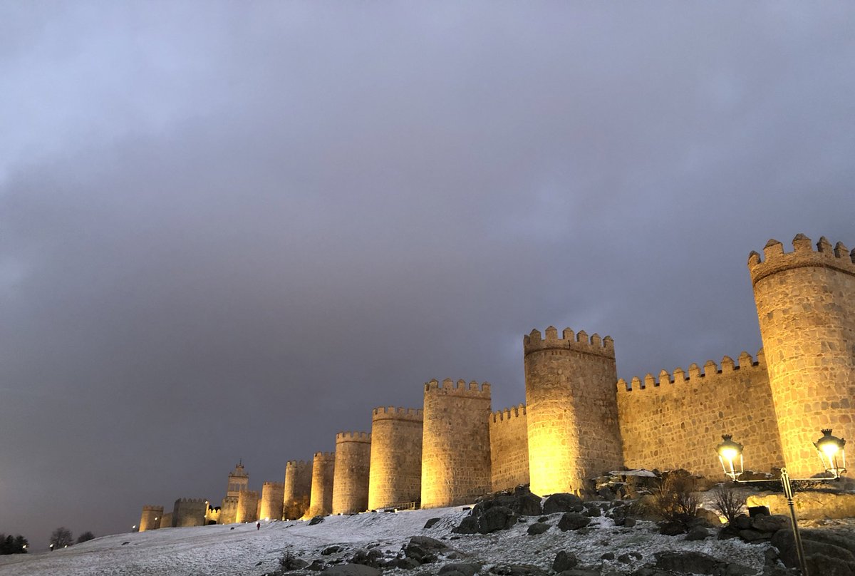Avila_CyL's tweet photo. Así tenemos la muralla de Ávila, el blanco comienza a destacar. Aunque tímidamente, la nieve ya está en l ciudad. https://t.co/oDdpl5c2RQ