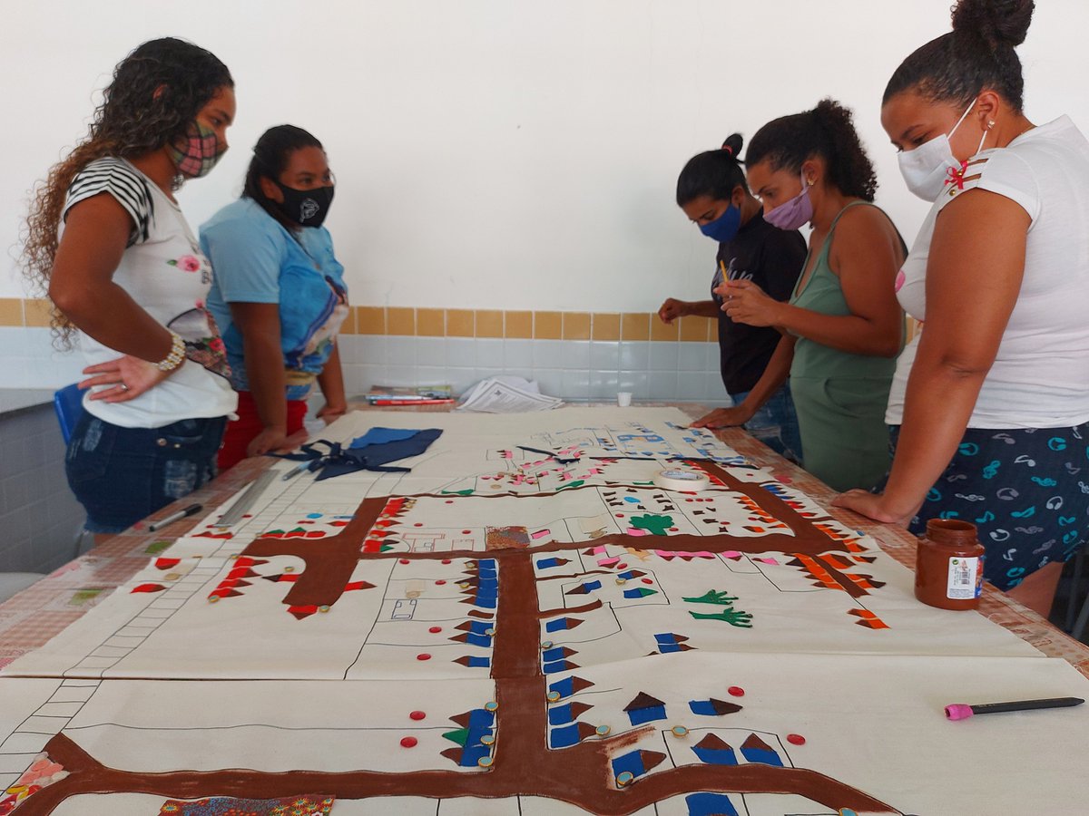 cartolab's tweet photo. Ayer y hoy Taisa Lewitzki nos ofreció una magnífica explicación sobre la elaboración de #cartografía participativa para el estudio de relaciones hidrosociales en comunidades indígenas de Brasil dentro de la materia de #CSIG en @Caminos_UDC https://t.co/LOtJhiQ3hD