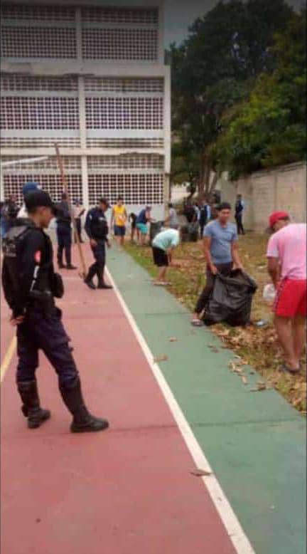 DelmiroDeBarrio's tweet photo. #23Feb #Vargas 

El día martes de carnaval un grupo de sujetos mojaron a una funcionaria de la policía que pasaba por el lugar uniformada, pocos minutos después los sujetos fueron detenidos y puestos a realizar servicio social... 

Fotos/Vídeos: RRSS https://t.co/1GEWFfqkyS