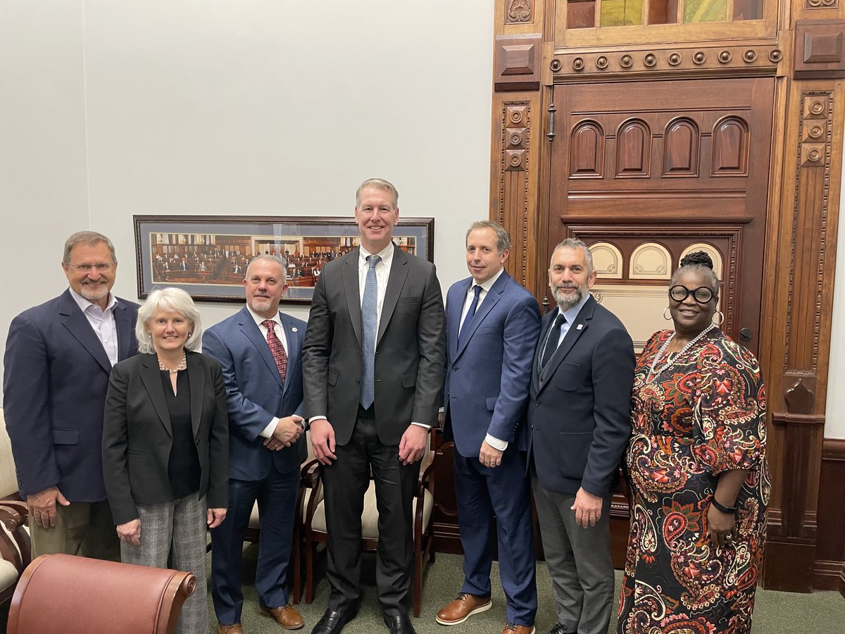 ACECIllinois's tweet photo. #EngineersintheCapitol  @ACECIllinois had the great opportunity to meet with @ILSenateGOP Leader John Curran and discuss industry issues.  #Eweek23 https://t.co/OznR9Owdoq