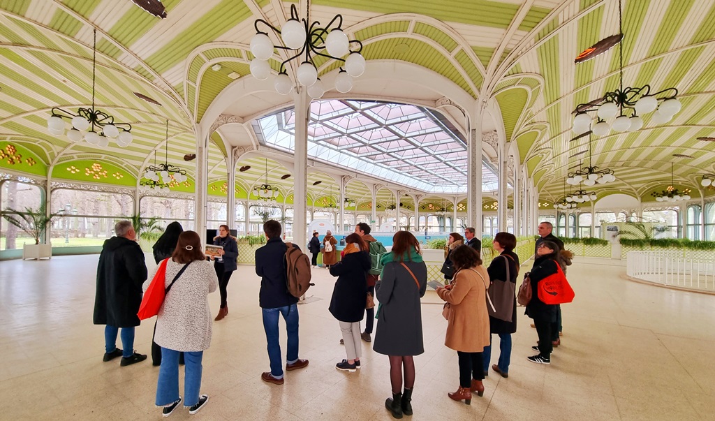 VichyEconomie's tweet photo. [#OpérationConjoints] 
Après avoir rencontré des recruteurs et professionnels du bassin économique, et visité quelques endroits emblématiques de #Vichy, les participants se sont retrouvés avec l'ensemble des partenaires de l'opération pour un cocktail de fin de journée. https://t.co/5mjAiMIAht