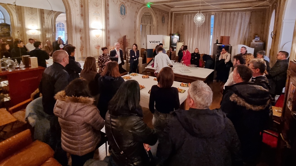 VichyEconomie's tweet photo. [#OpérationConjoints] 
Après avoir rencontré des recruteurs et professionnels du bassin économique, et visité quelques endroits emblématiques de #Vichy, les participants se sont retrouvés avec l'ensemble des partenaires de l'opération pour un cocktail de fin de journée. https://t.co/5mjAiMIAht