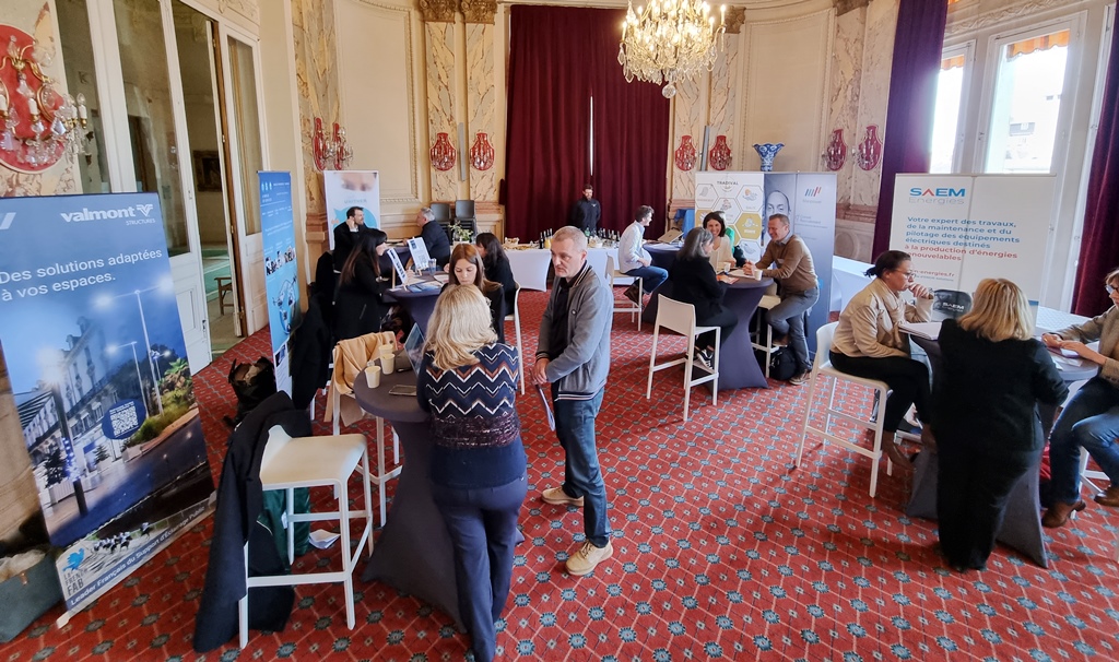 VichyEconomie's tweet photo. [#OpérationConjoints] 
Après avoir rencontré des recruteurs et professionnels du bassin économique, et visité quelques endroits emblématiques de #Vichy, les participants se sont retrouvés avec l'ensemble des partenaires de l'opération pour un cocktail de fin de journée. https://t.co/5mjAiMIAht