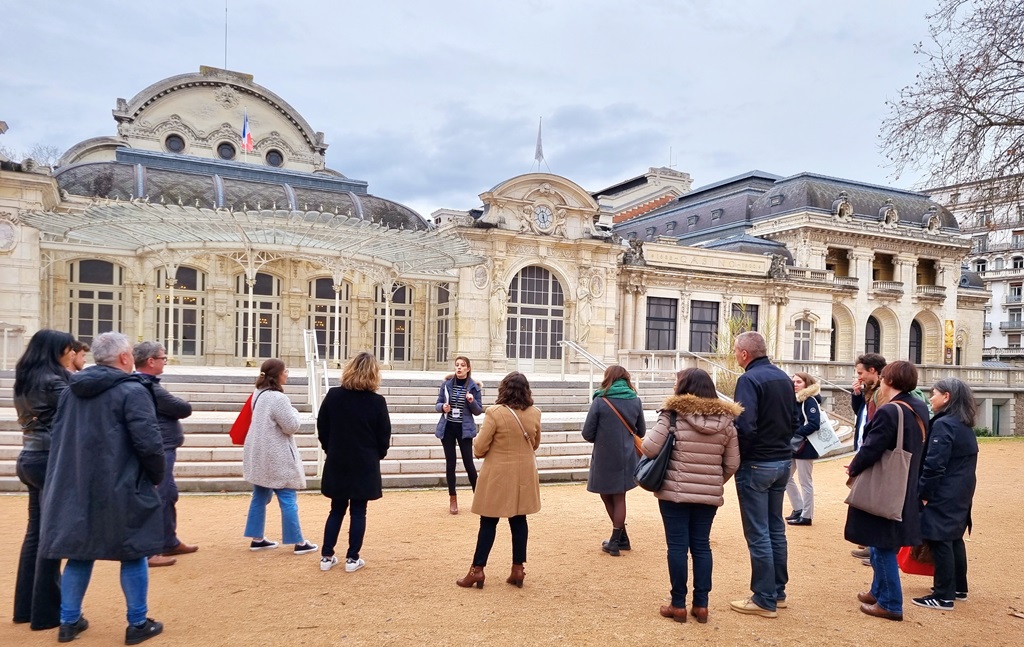 VichyEconomie's tweet photo. [#OpérationConjoints] 
Après avoir rencontré des recruteurs et professionnels du bassin économique, et visité quelques endroits emblématiques de #Vichy, les participants se sont retrouvés avec l'ensemble des partenaires de l'opération pour un cocktail de fin de journée. https://t.co/5mjAiMIAht