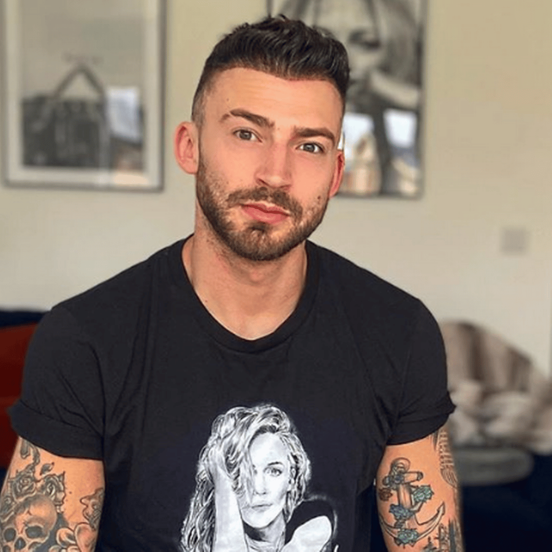JustGiving's tweet photo. 🏃‍♂️ 🏁  @JakeQuickenden is taking on the @LondonMarathon for @Sarcoma_UK - in fancy dress!

He's taking on the challenge in memory of his brother, Oliver, who sadly lost his life at just 19 years old.

Read his story 👇

https://t.co/UfzZgeA26B https://t.co/NMD5NKcQzF