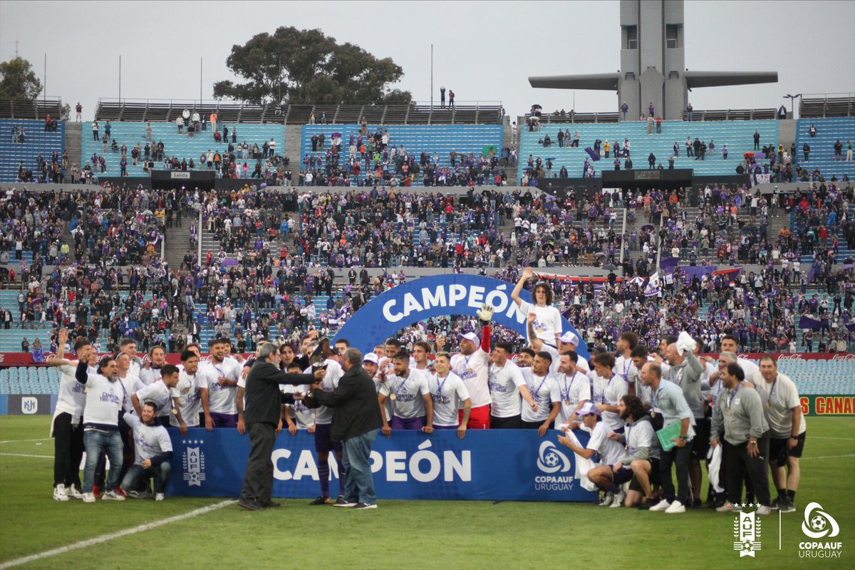_MikuG17_'s tweet photo. Representando al país Uruguayo 🇺🇾:

Club Nacional de Fútbol de @ShineOffUwU 💙🤍

Club Atletico Peñarol de @_Azu_Sakuta_ 💛🖤

Defensor Sporting Club de @Pity_Comics 🤍💜

Wanderes, Sin Patrón 🤍🖤 https://t.co/8Jg61AGEeS