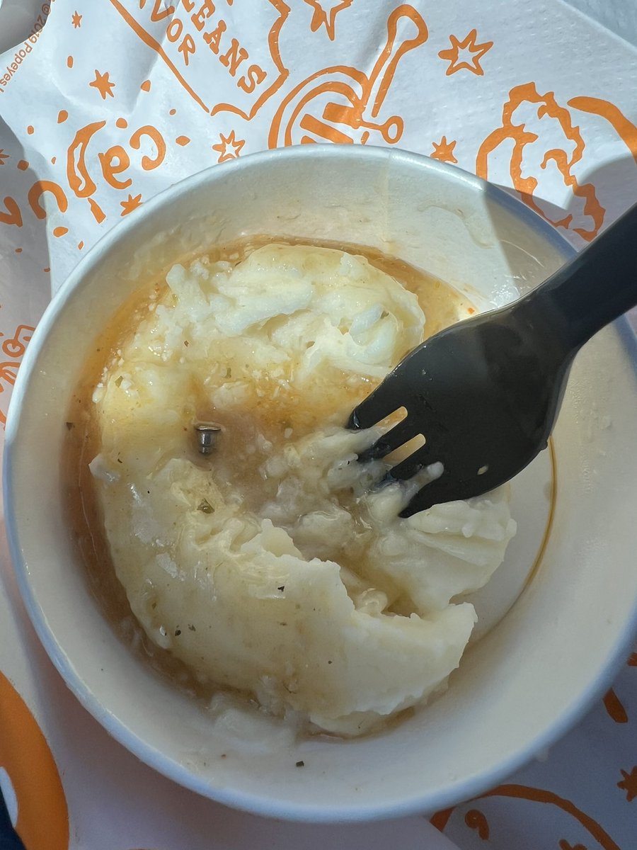 Si a algún emplead@ de <a href="/Popeyes/">Popeyes</a> en Ponce se le perdió la parte de atrás de la pantalla tranquil@, no te alarmes que ya la encontré. 🥴🫠