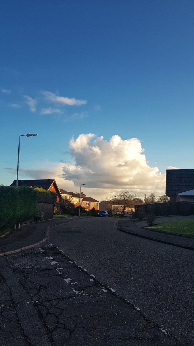 Some wispy clouds on a wee walk the other day ☁️🥰