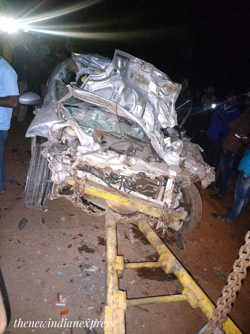 AmitSUpadhye's tweet photo. Five dead after a car (Belagavi registration) rammed a lorry on #Dharwad #Belagavi (NH4) road near #Garag village. Four injured are being treated at KIMS and district hospital, reports @HiremathTnie  @NewIndianXpress @XpressBengaluru @KannadaPrabha @Namma_Dharwad @allaboutbelgaum https://t.co/e0LMFPU95v