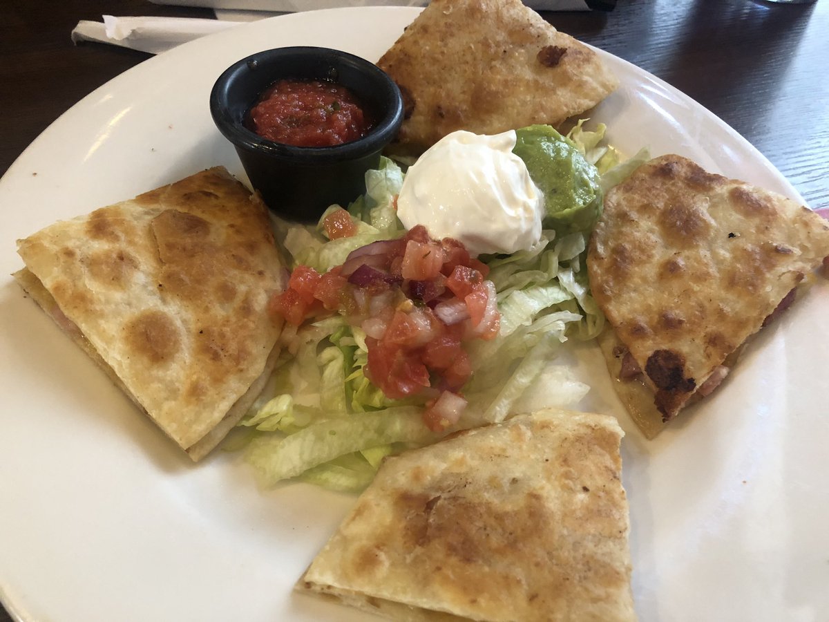 masatakano57's tweet photo. Almorzamos la comida Americana🇺🇸
休日のランチは久しぶりに『フライデーズ』へ行って来ました。
モフモフ姫はお留守番御免なさい🐶
#fridays_info #Fridays #quesadilla #spareribs #wacamole #almorzar #camaronfrito #pomerania #negrita https://t.co/NnxsGiIgUW