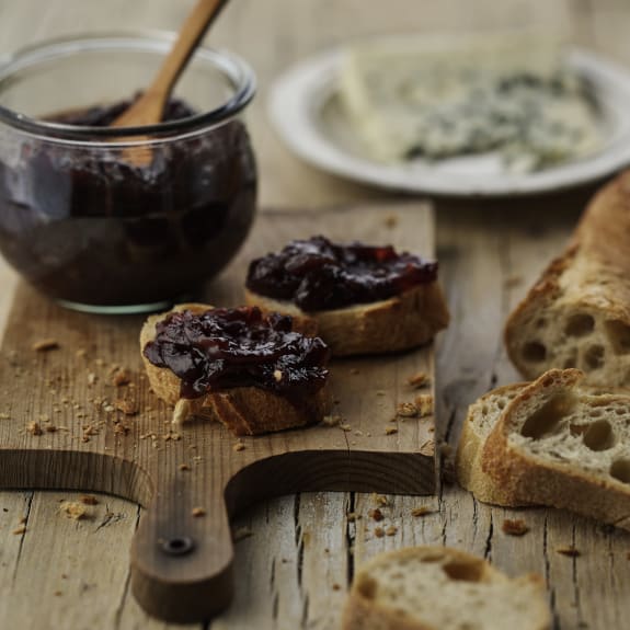 We love picky bits for dinner and no picky bit dinner is complete without a cheese board and caramelised red onion chutney. A delicious red onion chutney can cost you £1.70/€2.49 per 230g but making it at home will cost just £0.97/€0.36. Store it in a jar for up to 1 month!