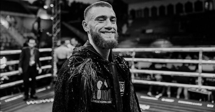 chegscott209's tweet photo. “After boxing, I don’t wanna be a coach; I want to write books,” says Jordan’s 🇯🇴 first professional boxer, @team_alsamreen

He fights Viorel Simeon on the #PaulFury card this weekend, and the talented amateur might just have something special. #boxing

🔗 https://t.co/xBEYRlFDWh https://t.co/KzImwalwkQ