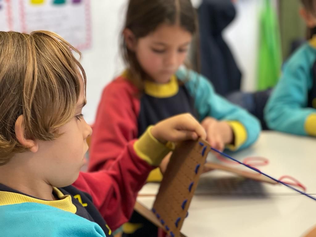 Csdomingo's tweet photo. Trabajando en Ed. Infantil la coordinación viso-manual para alcanzar precisión en tareas en las que se utilizan simultáneamente ojos, manos y dedos. @coleinnovadores #megustaaprender https://t.co/HOVWx7ryvG