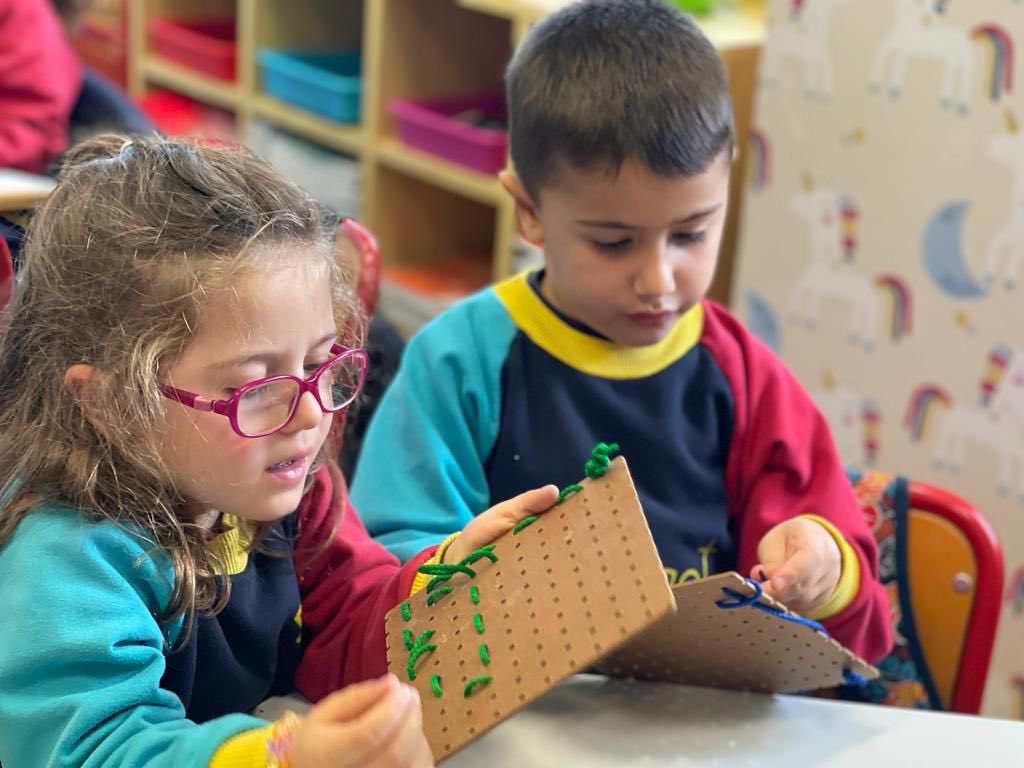 Csdomingo's tweet photo. Trabajando en Ed. Infantil la coordinación viso-manual para alcanzar precisión en tareas en las que se utilizan simultáneamente ojos, manos y dedos. @coleinnovadores #megustaaprender https://t.co/HOVWx7ryvG