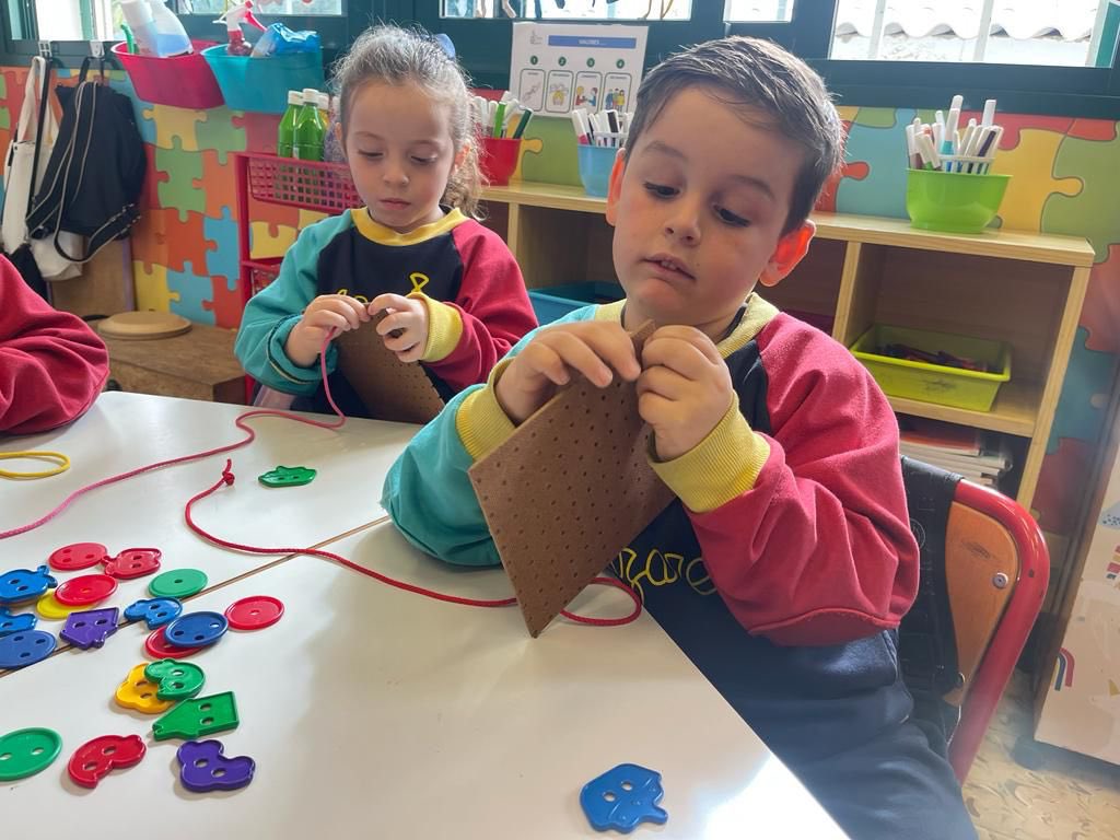 Csdomingo's tweet photo. Trabajando en Ed. Infantil la coordinación viso-manual para alcanzar precisión en tareas en las que se utilizan simultáneamente ojos, manos y dedos. @coleinnovadores #megustaaprender https://t.co/HOVWx7ryvG