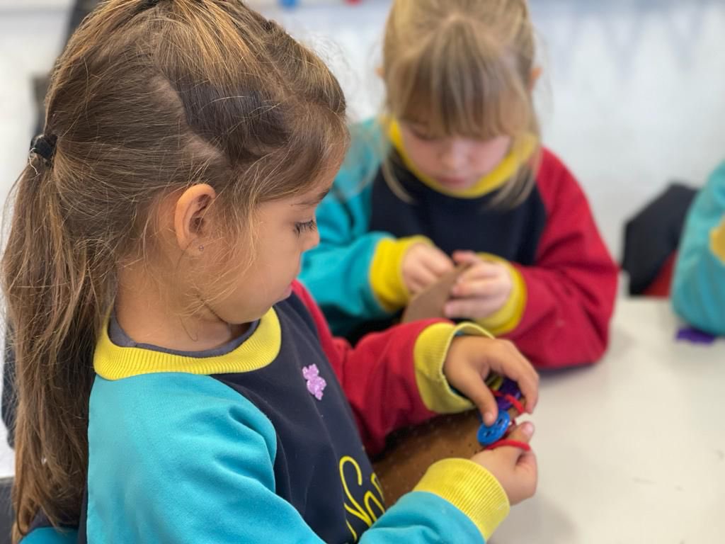 Csdomingo's tweet photo. Trabajando en Ed. Infantil la coordinación viso-manual para alcanzar precisión en tareas en las que se utilizan simultáneamente ojos, manos y dedos. @coleinnovadores #megustaaprender https://t.co/HOVWx7ryvG